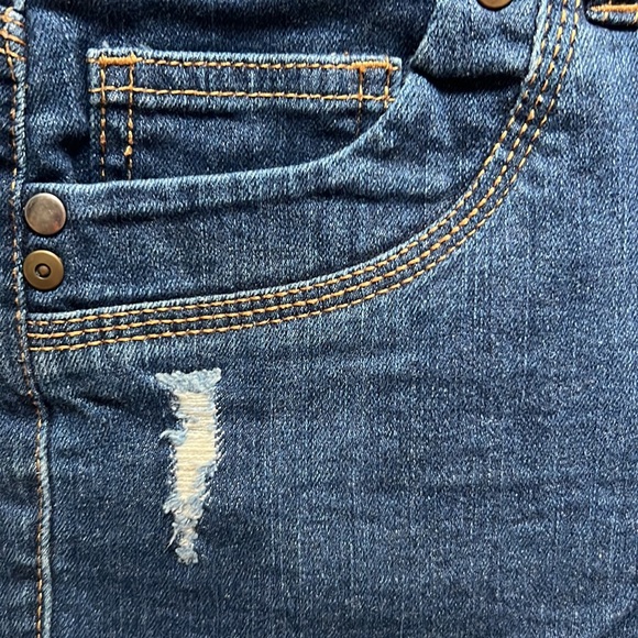 Forever 21 denim shorts - Picture 3 of 4